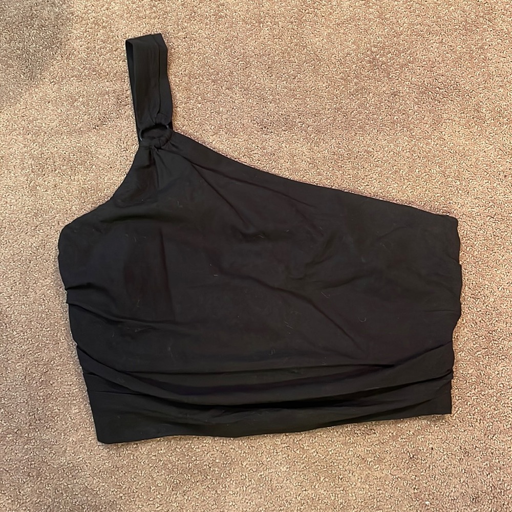 never worn but tags are removed. super cute black cropped top with one shoulder